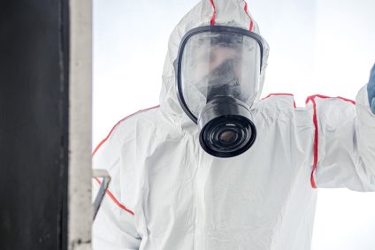 Asbest-Sanierung mit Schutzanzug und Atemschutzmaske – sichere Entfernung von Schadstoffen