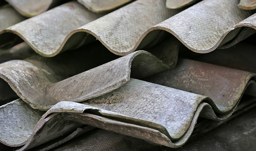 Wellasbestplatten auf Dach – asbesthaltiges Material, das bei der Asbest-Sanierung entfernt werden muss