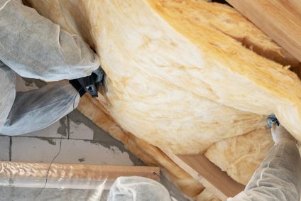 Fachkräfte in Schutzanzügen bei der KMF-Sanierung nach TRGS 521