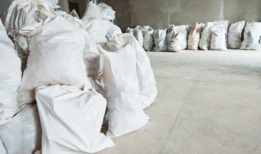 Symbolbild: verpackte Schadstoffe in Säcken zur sicheren Entsorgung durch Fachpersonal