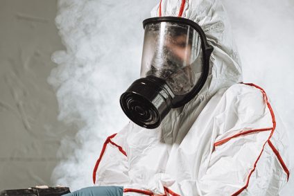 Mitarbeiter von Fiedler in Schutzanzug bei der PAK-Sanierung