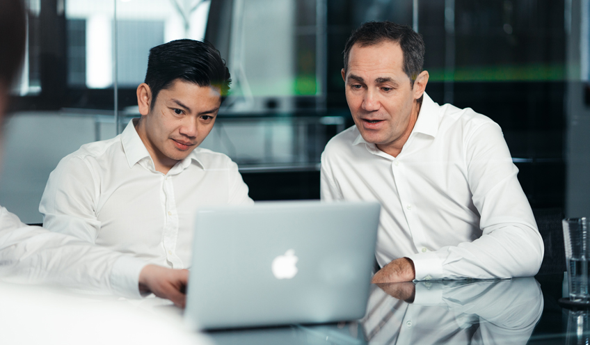 Moderne Büro-Umgebung bei Fiedler GmbH – Konzentration und Teamgeist