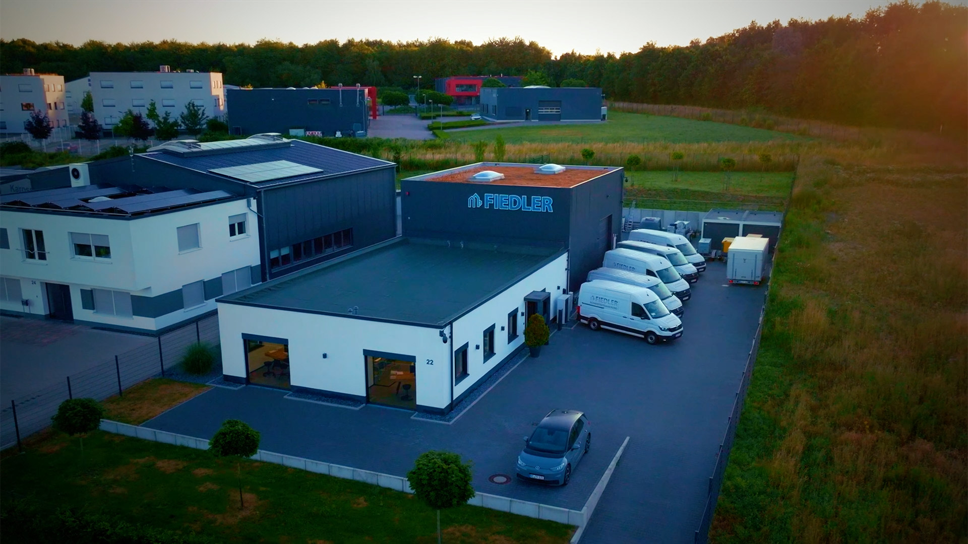 Firmengelände der Fiedler Schadstoffsanierung GmbH in Recklinghausen mit Einsatzfahrzeugen aus der Luft