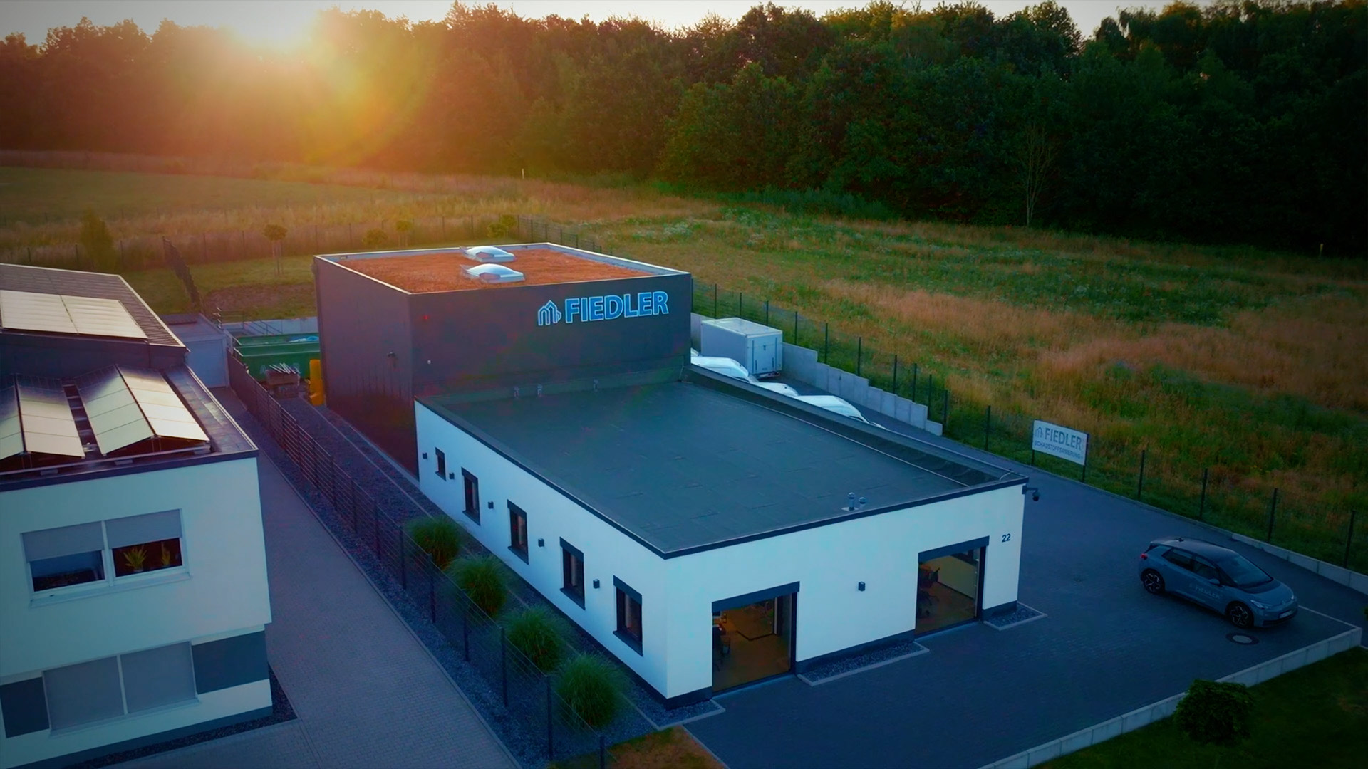 Betriebsgebäude der Fiedler Schadstoffsanierung GmbH in Recklinghausen bei Sonnenuntergang
