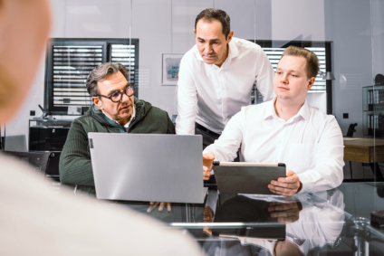 Teambesprechung im Büro der Fiedler GmbH am Firmenstandort in Recklinghausen – Beratung und Planung eines zertifizierten Konzepts zur Schadstoffsanierung